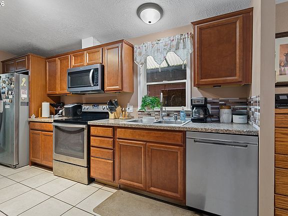 3rd image of 483 Rye St