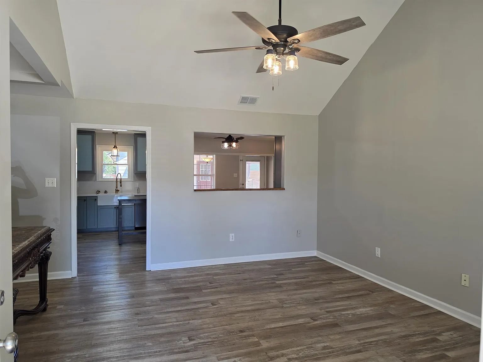 4 bed, 2.0 bath, 2200 sqft, $2,300 — Photo 4