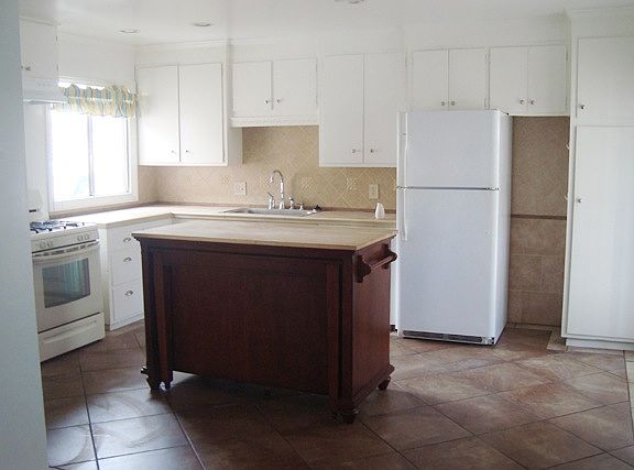 3rd image of 4242 W 180th St