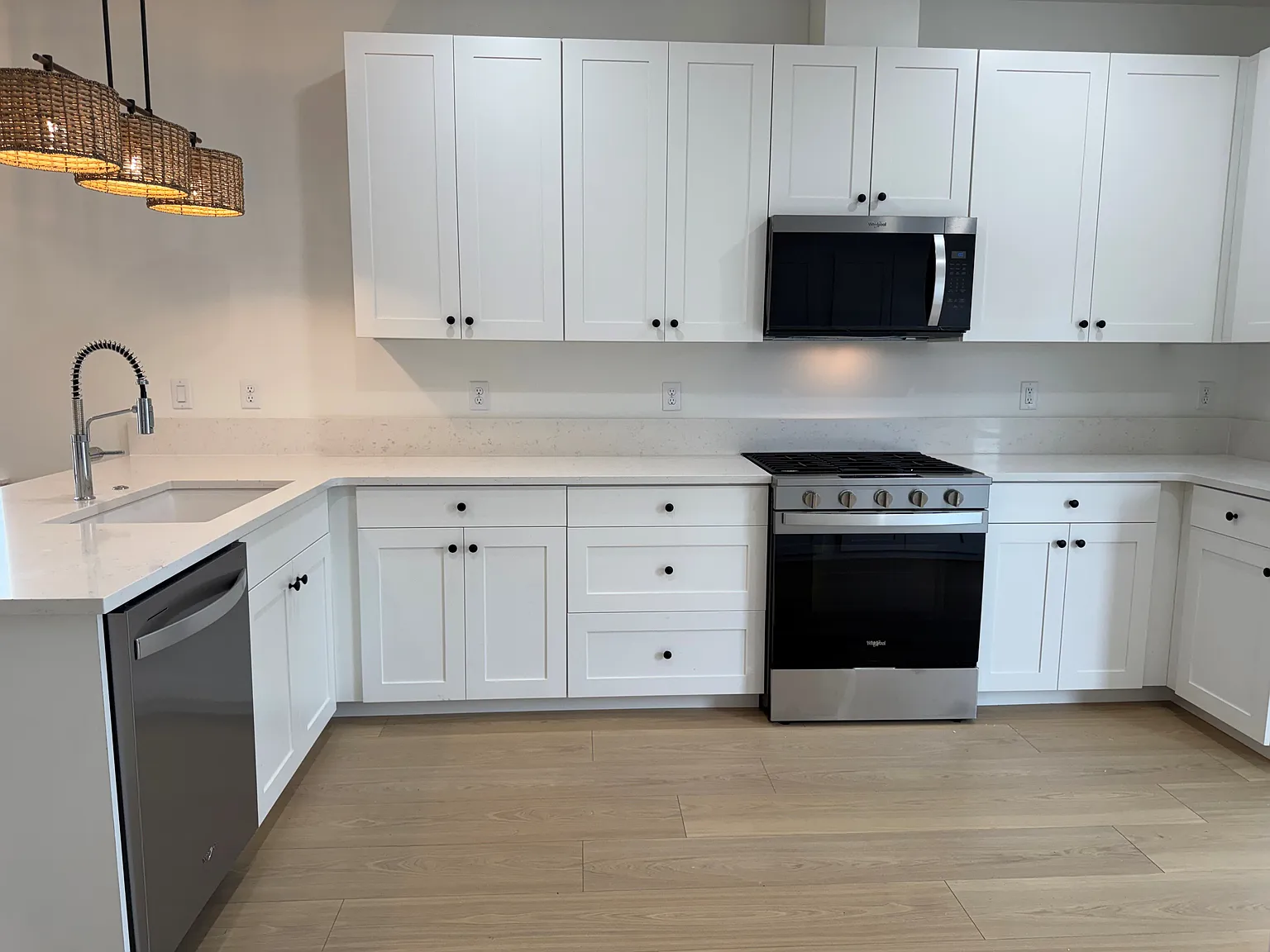 3 bed, 2.5 bath, 1323 sqft, $2,195 — Photo 2