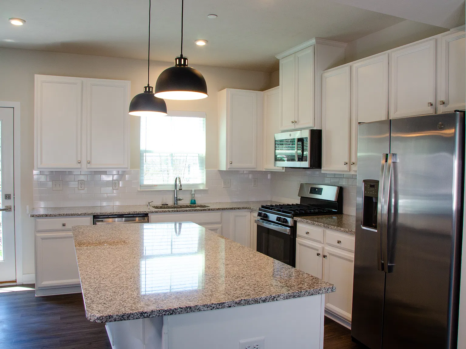 3 bed, 2.5 bath, 1912 sqft, $2,500 — Photo 4
