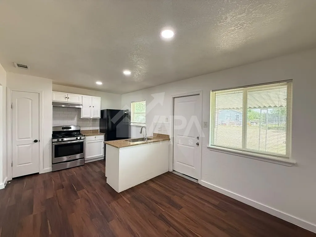 4 bed, 873 sqft, $1,900 — Photo 4