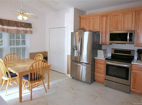 5th image of 3201 Crescent Knoll Dr