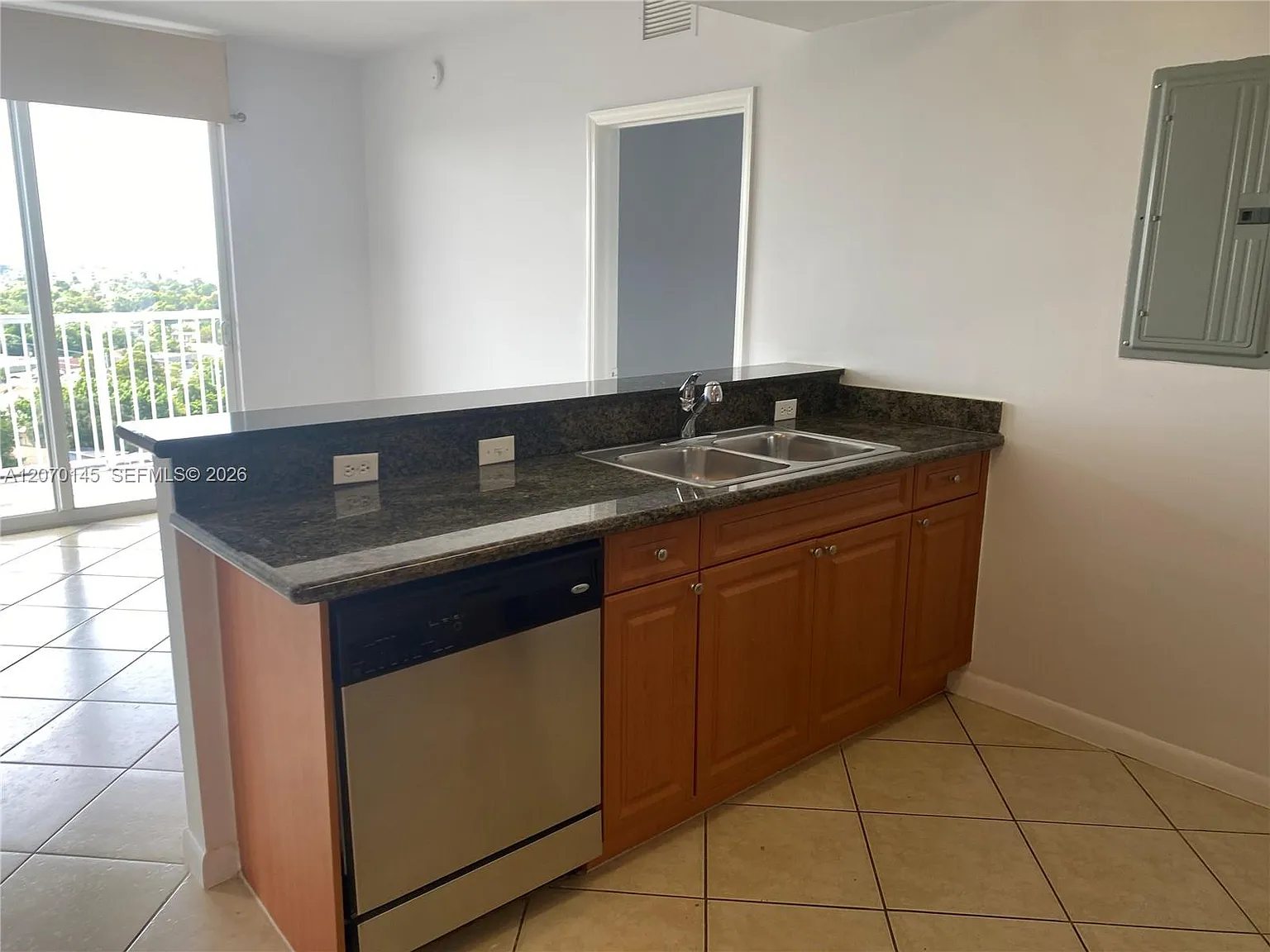Altos De Miami Condo — Photo 3