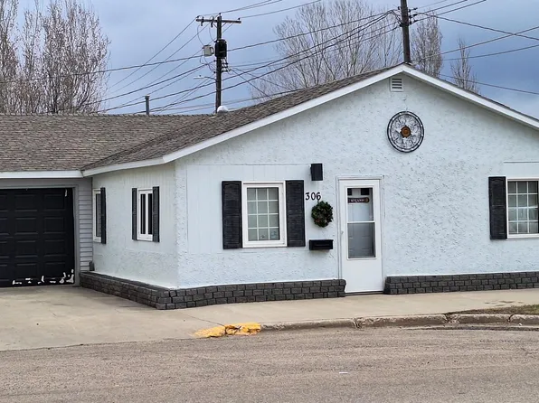 306 11th St, Walhalla, ND 58282