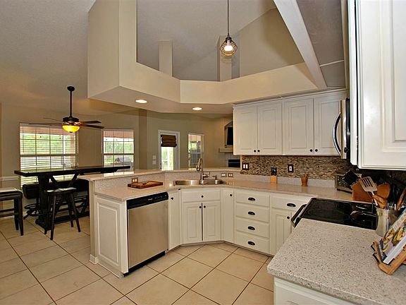 4th image of 1090 Chandelle Lake Dr