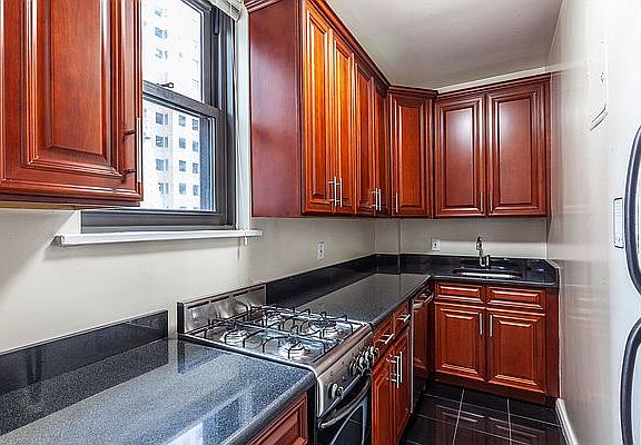 4th image of 150 W 47th St Ph A