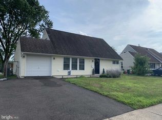 45 Buttonwood Ln, Levittown, PA 19054