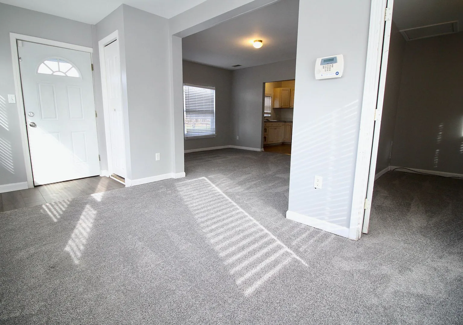 3 bedroom 1 bathroom ranch with fenced backyard — Photo 4