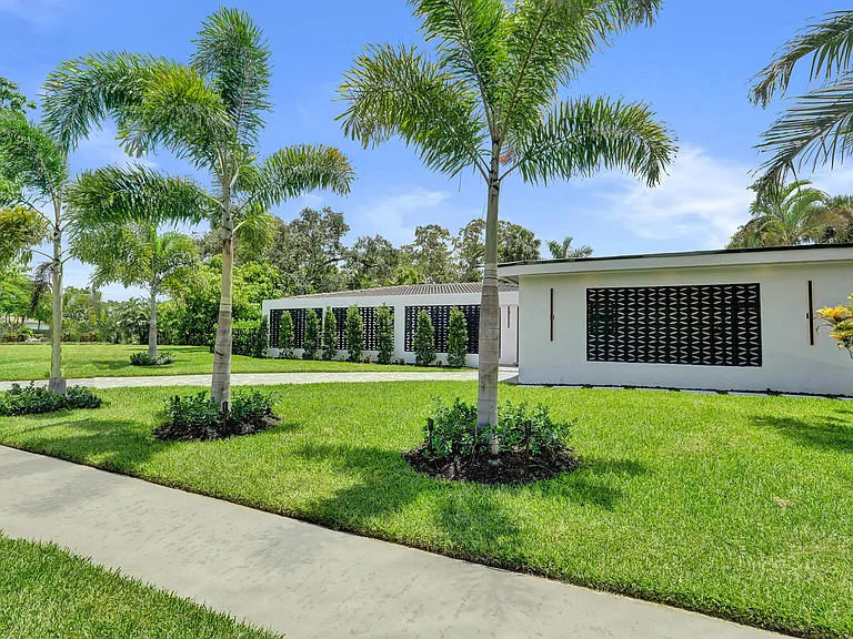 840 SW 3rd St — Photo 3