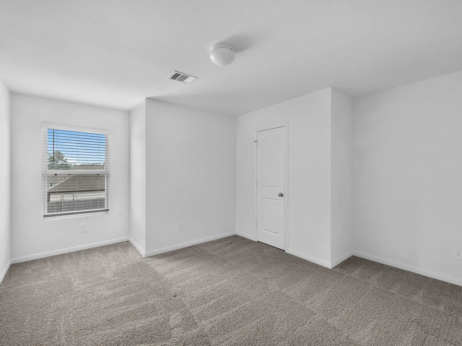 3 bed, 2.0 bath, 1372 sqft, $1,595 — Photo 3