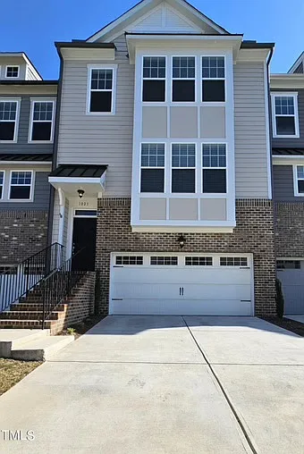 1025 Lathrop Ln — Photo 1