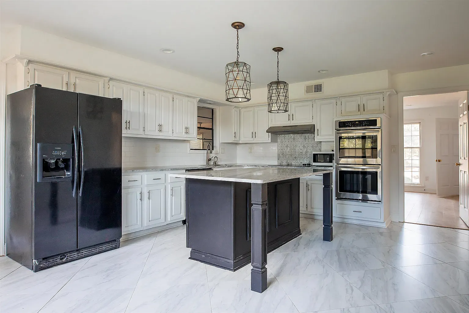 6 bed, 3746 sqft, $3,950 — Photo 3