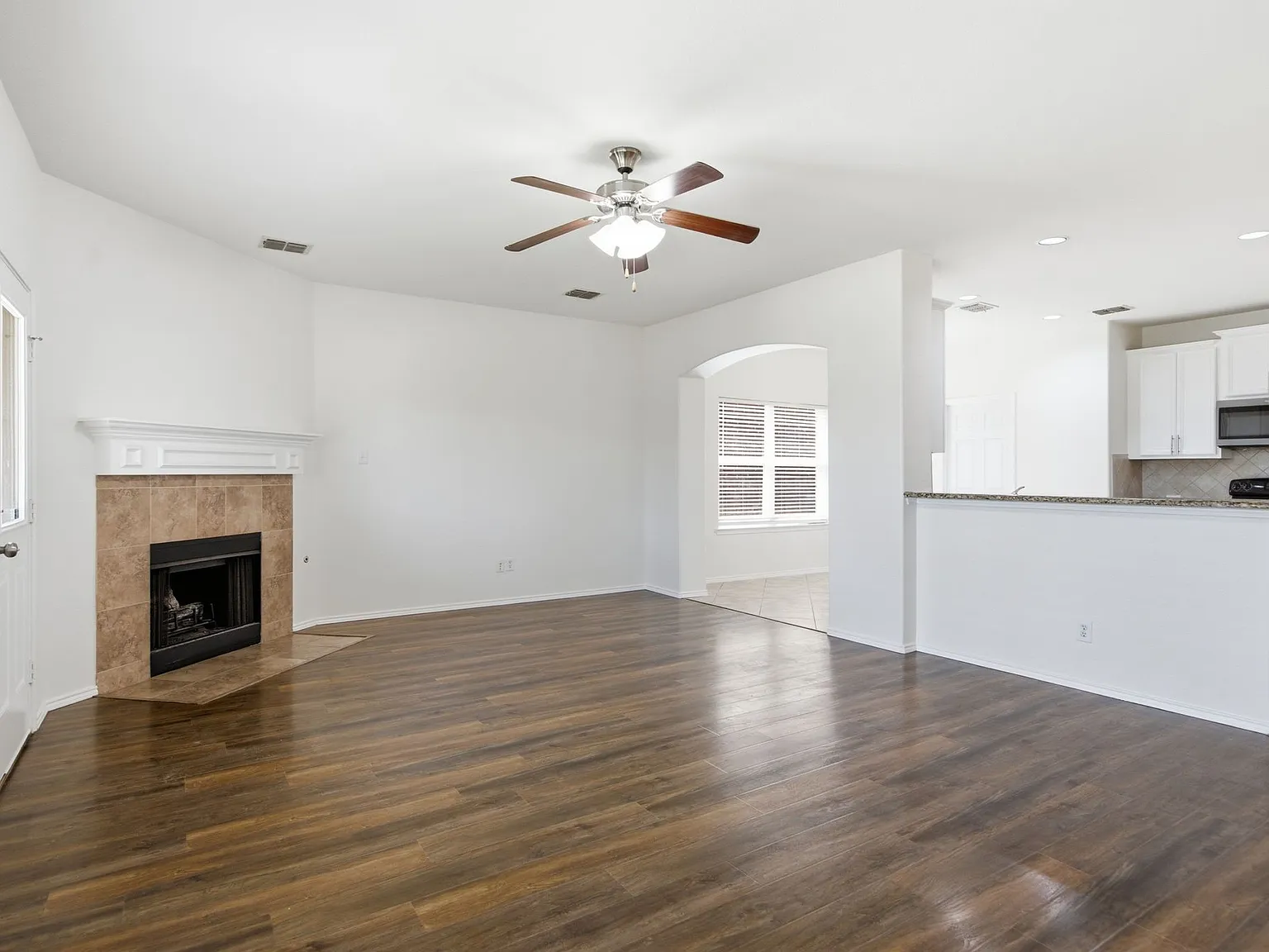 4 bed, 3.5 bath, 2821 sqft, $2,700 — Photo 4
