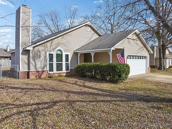 3rd image of 1410 Paradise Ln
