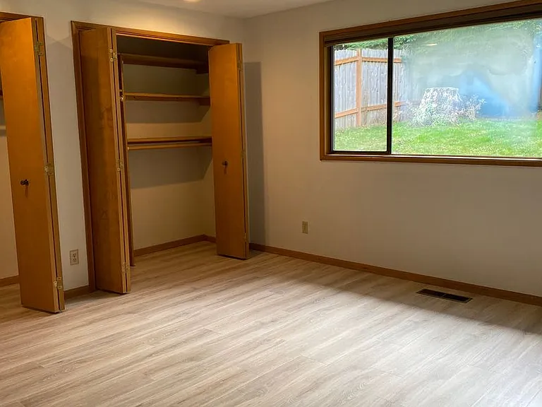 2250 Dorchester Dr S — Photo 15
