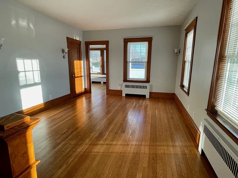 131 Ashley St — Photo 3