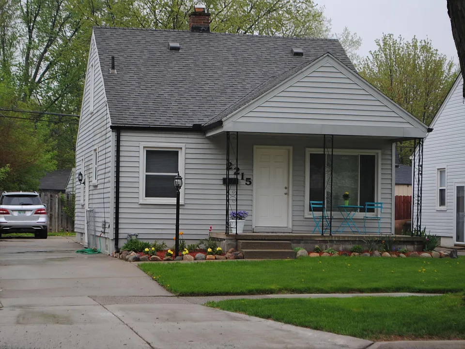 2215 E Lincoln Ave