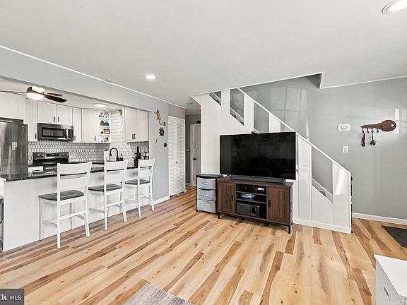 4th image of 71 New Pond Ln