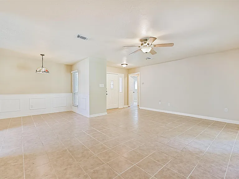1113 N Heron Dr — Photo 6