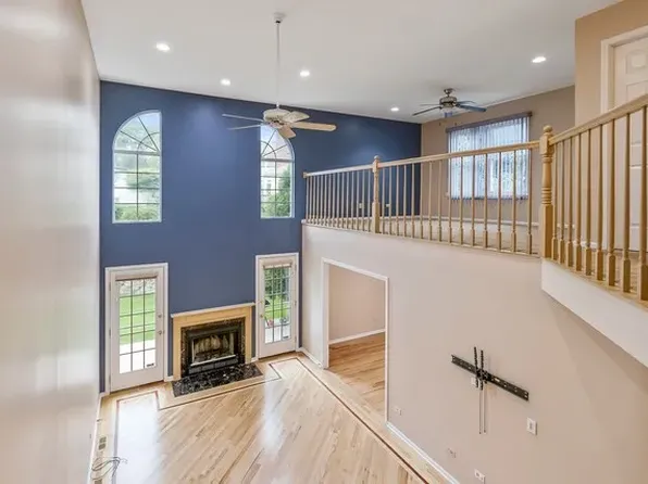 914 Sweetflower Dr, Hoffman Estates, IL 60169