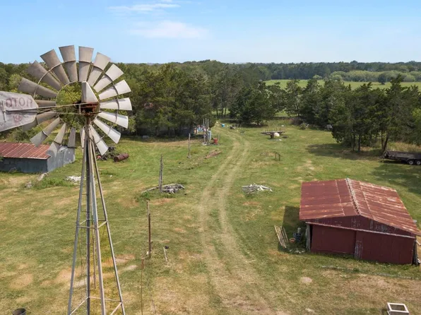 145 Stolle Ln, Flatonia, TX 78941