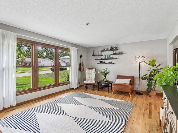 5th image of 808 W 27th Ter