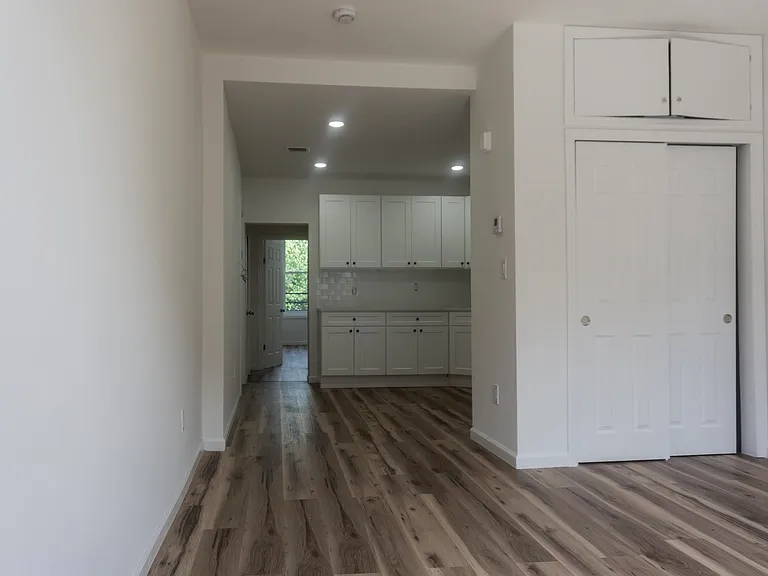 576 Newark Ave #2R — Photo 7