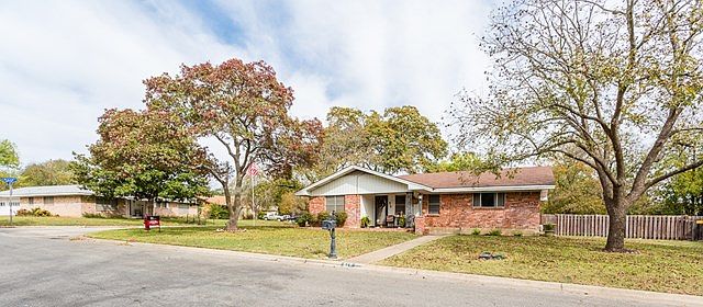 1st image of 810 Lake Dr