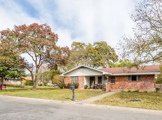 810 Lake Dr, Kerrville, TX 78028