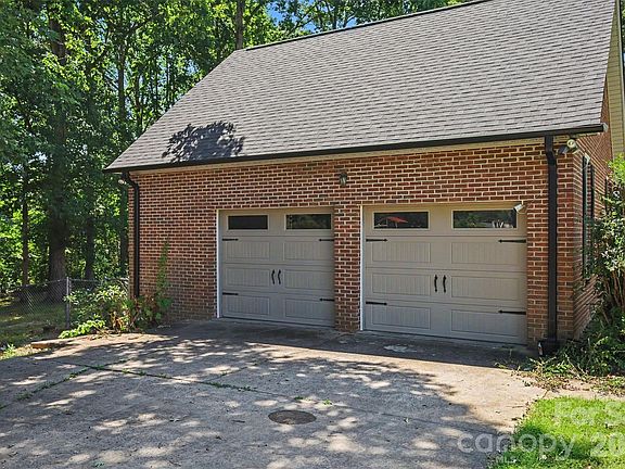 3rd image of 121 Country Creek Dr