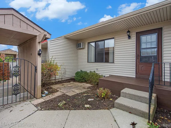 61961 Yorktown Dr #4, South Lyon, MI 48178