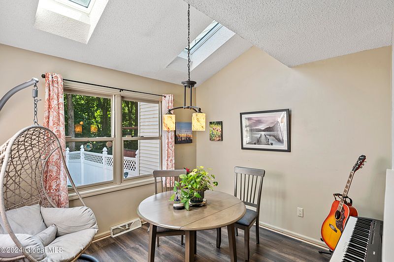 5th image of 18 Woodside Drive