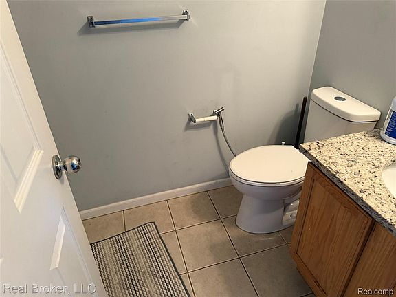 4th image of 42575 Walnut St