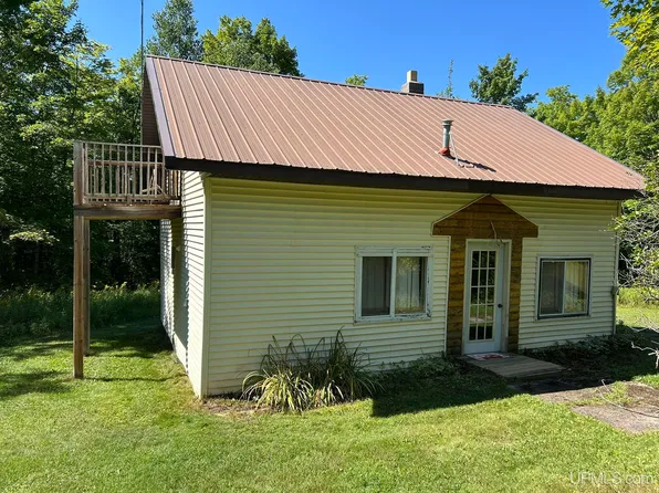 539 Dalton Rd, Skandia, MI 49885