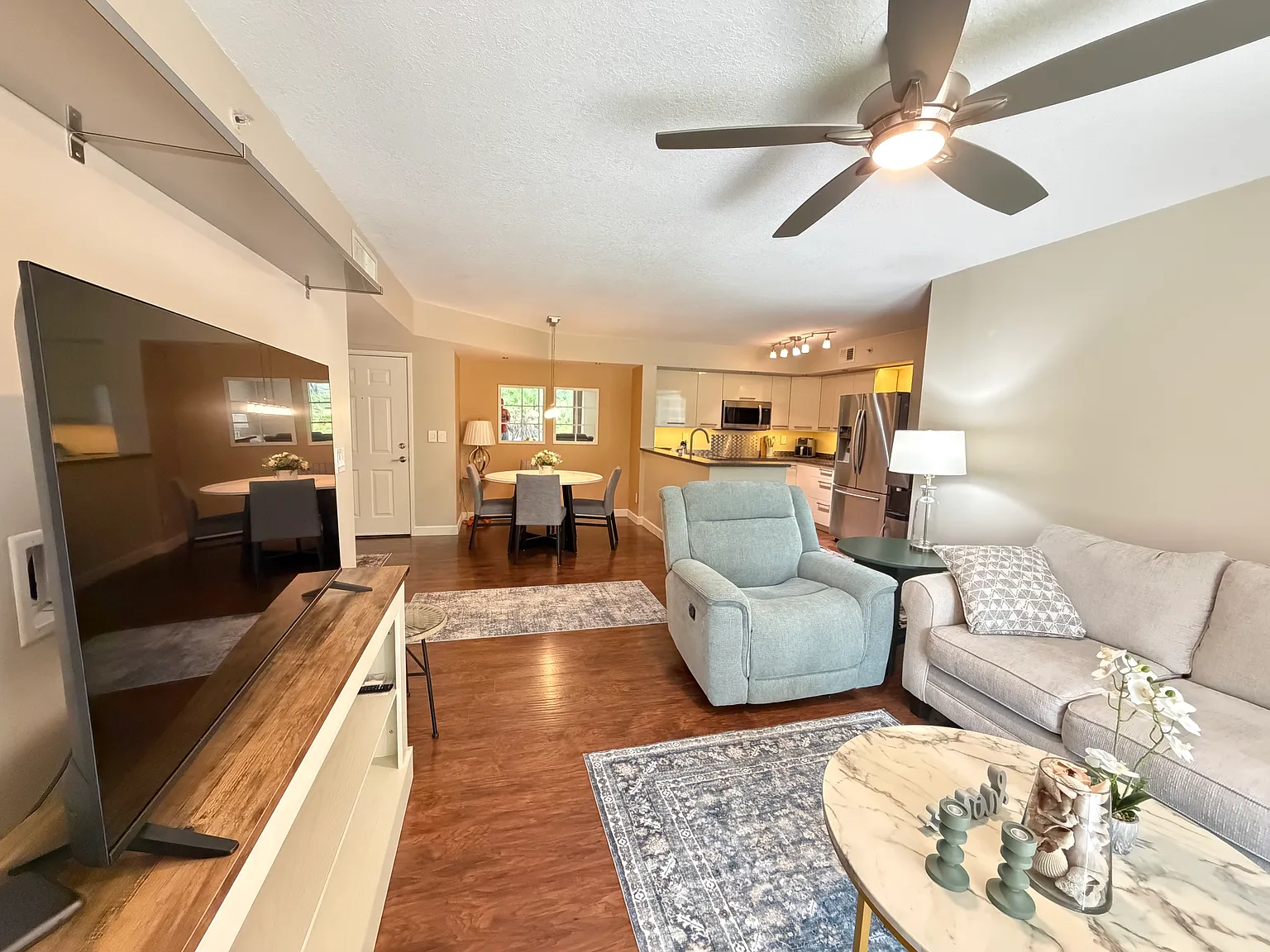 2 bed, 1042 sqft, $3,850 — Photo 2