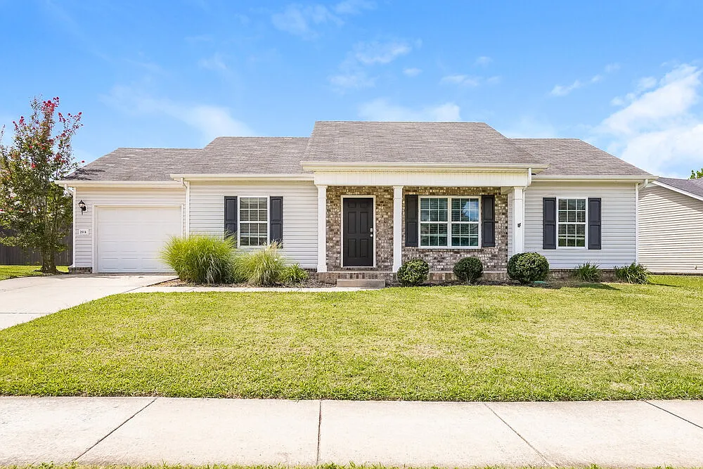 3 bed, 2.0 bath, 1204 sqft, $2,120 — Photo 1