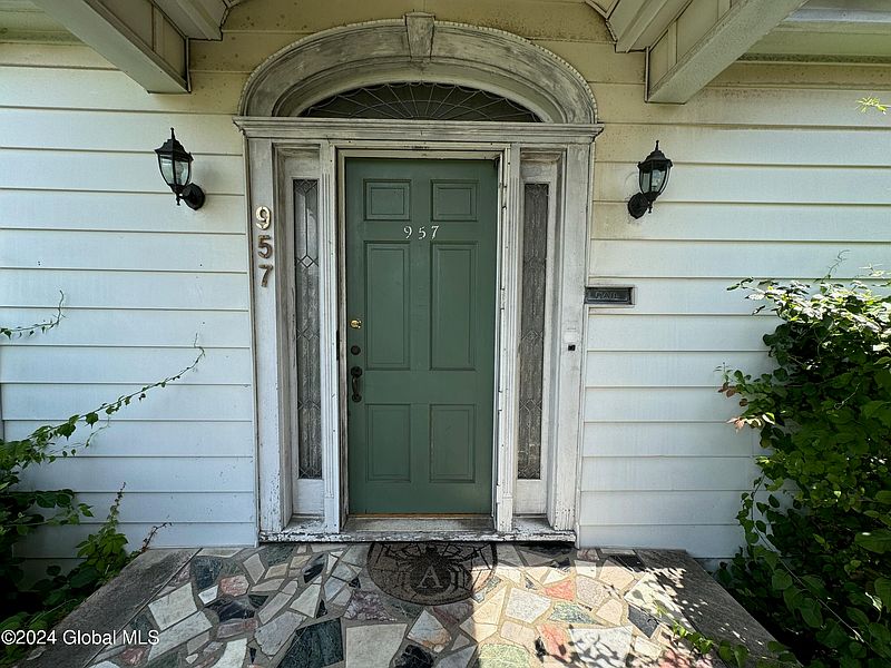 4th image of 957 Washington Avenue