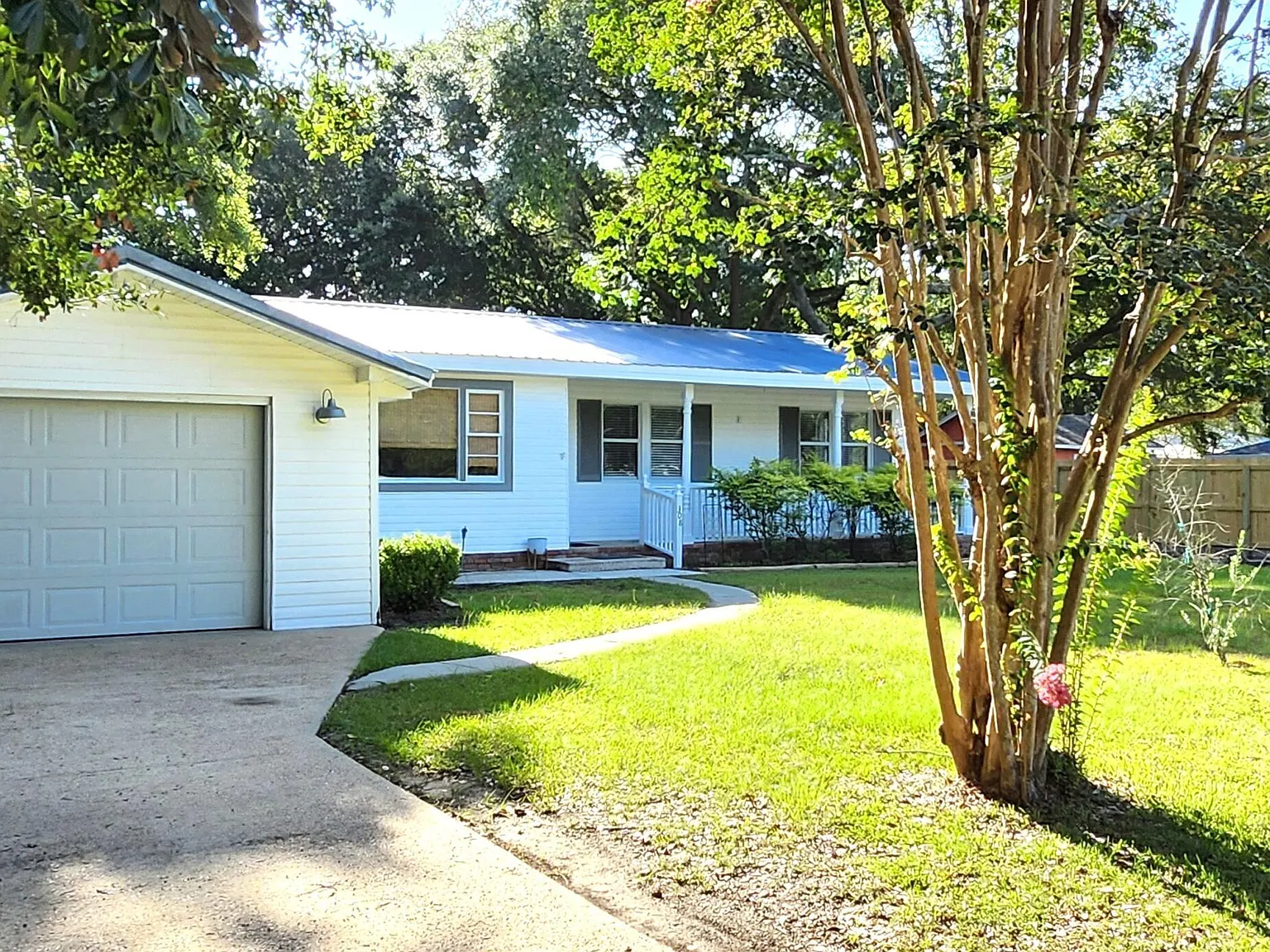 3 bed, 1.5 bath, 1612 sqft, $1,875 — Photo 2