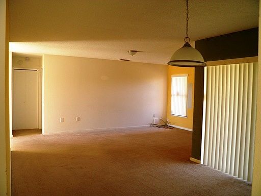 5th image of 319 Edgewood Ct