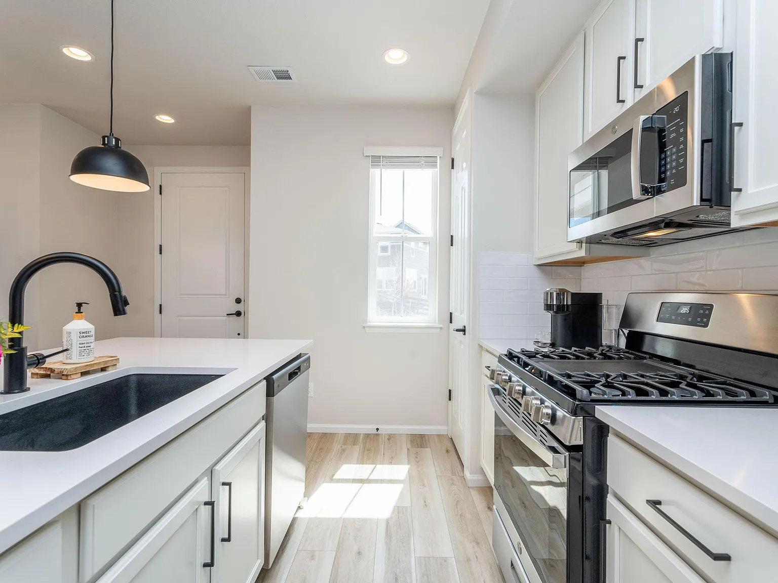 3 bed, 1475 sqft, $2,590 — Photo 3