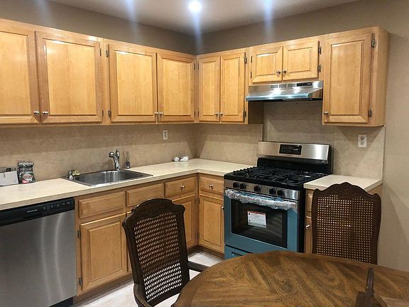 2nd image of 871 Vincent Ave