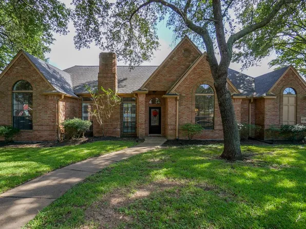 4755 Lake Village Dr, Weston Lakes, TX 77441