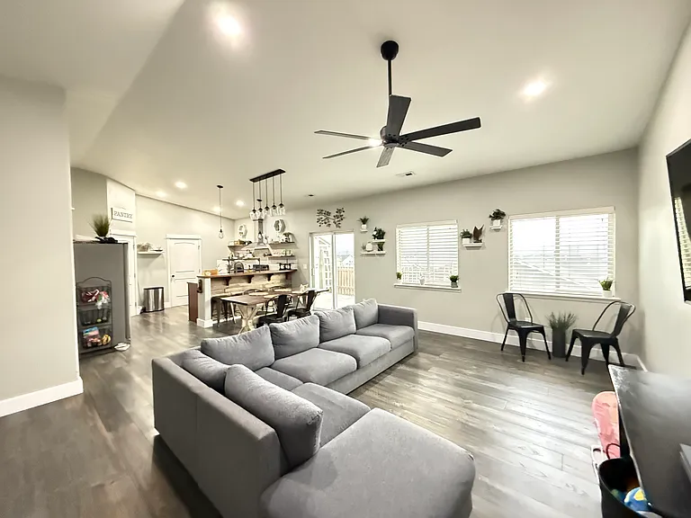 1141 W Davis St — Photo 1