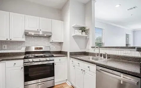 1 bed, 744 sqft, $2,200 — Photo 3