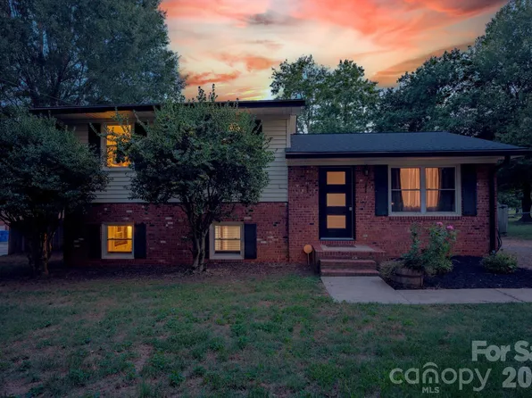 827 Brookwood Dr, Mooresville, NC 28115