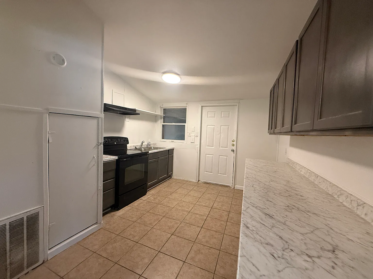 3 bed, 925 sqft, $950 — Photo 2