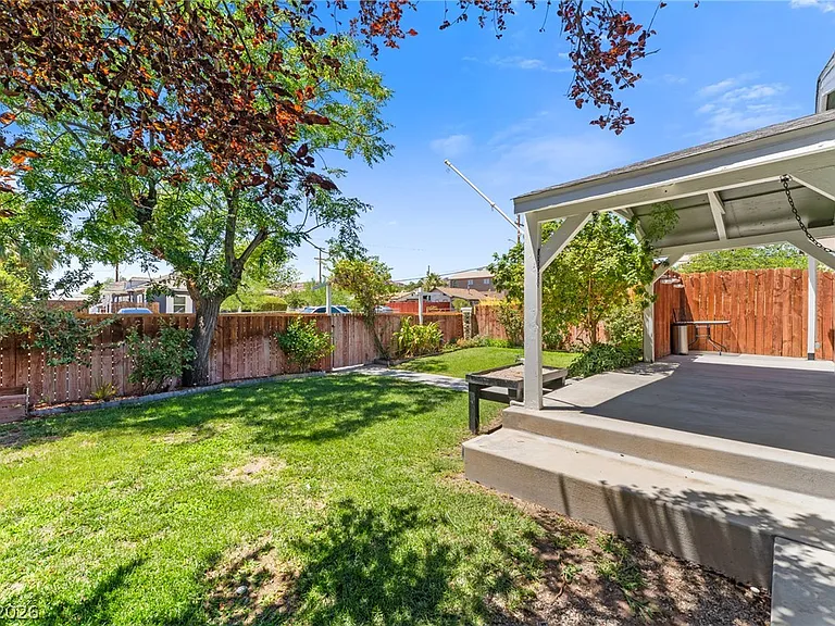 605 L Ave — Photo 3