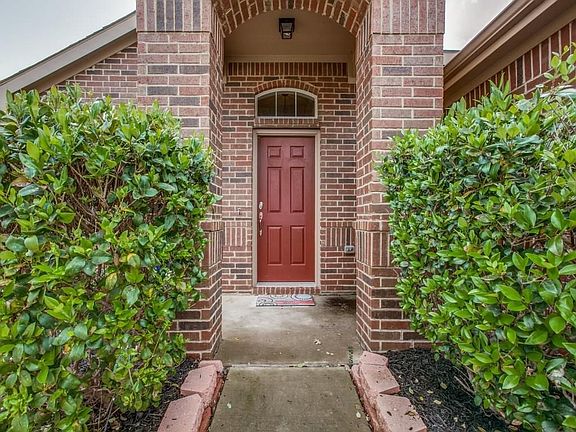 4th image of 810 Bastrop Dr