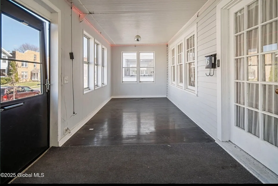 3 bed, 1300 sqft, $1,850 — Photo 3